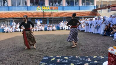 HGN, Guru SMA PGRI Parakanmuncang jadi Petugas Upacara, Siswa Terinspirasi