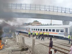 Ricuh! Warga Tolak Penutupan Perlintasan Sebidang Kereta Api di Ciroyom