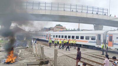 Ricuh! Warga Tolak Penutupan Perlintasan Sebidang Kereta Api di Ciroyom