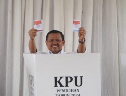 Diawali Doa Bersama Keluarga, Dony Ahmad Munir Nyoblos di TPS 8 Kotakulon Sumedang Selatan