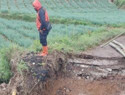Jembatan di Cikembang Ambruk Saat Hujan Deras Mengguyur