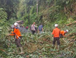 Longsor Tutup Jalan, BPBD Sumedang Minta Pengendara Hati-hati Saat Melintasi Cadas Pangeran