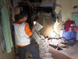 Longsor di Sumedang, Batu Besar Menggelinding Timpa Rumah Warga