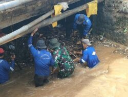 Tumpukan Sampah Sumbat Aliran Sungai Ciparungpung