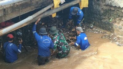 Tumpukan Sampah Sumbat Aliran Sungai Ciparungpung