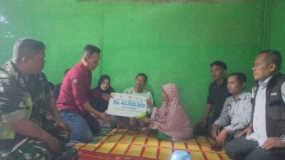 Ahli Waris PAM TPS Desa Ganjaresik Sumedang Terima Santunan Rp 42 Juta