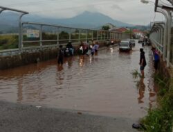 Jembatan Tol Pasigaran-Cijambu Tanjungsari Digenangi Air