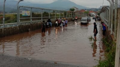 Jembatan Tol Pasigaran-Cijambu Tanjungsari Digenangi Air
