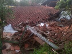 Rumah Warga di Tanjungkerta Sumedang Ambruk Imbas Hujan Deras Disertai Angin