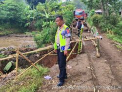 Hujan Deras Picu Longsor di Jatinangor Sumedang, Akses Jalan Penghubung Kecamatan Terputus