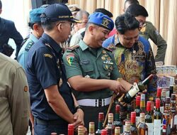Rugikan Negara Rp2,4 Miliar, Bea Cukai Musnahkan Barang Ilegal di Bandung