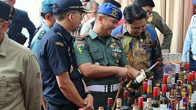 Rugikan Negara Rp2,4 Miliar, Bea Cukai Musnahkan Barang Ilegal di Bandung