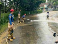 Tanah Longsor Tutup Jalan Raya Cikalong-Pangalengan, Damkar Turun Tangan