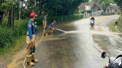 Tanah Longsor Tutup Jalan Raya Cikalong-Pangalengan, Damkar Turun Tangan