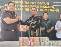 Kejari Sumedang Serahkan Uang Kelebihan Bayar 4 Proyek di Dinas PUTR Senilai Rp 754 Juta