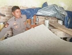 Aksi Bhabinkamtibmas Perbaiki Rumah Warga Tak Mampu di Baleendah Tuai Pujian