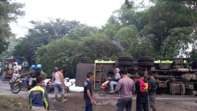 Dua Truk Terguling di Paseh Sumedang, Arus Lalu Lintas Cirebon-Bandung Buka Tutup