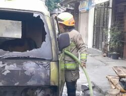 Bikin Panik, Mobil Angkot Mendadak Terbakar di Jalan Rajawali Barat