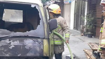Bikin Panik, Mobil Angkot Mendadak Terbakar di Jalan Rajawali Barat
