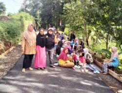 14 Tahun Menanti Jalan Mulus, Warga di Sumedang Botram di Sepanjang Ruas