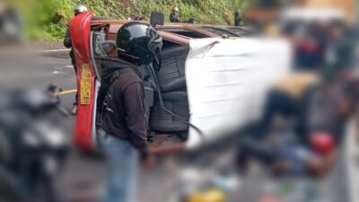 Gagal Nyalip, Angkot Terbalik dan Hantam 2 Motor di Cadas Pangeran Sumedang