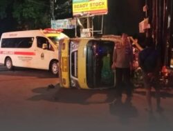 Mobil Ambulans dan Truk Engkel Tabrakan di Persimpangan Jalan Baleendah