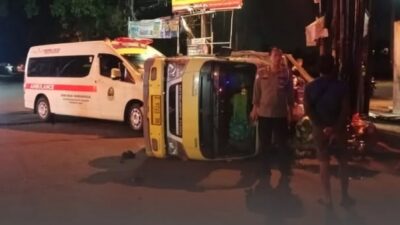 Mobil Ambulans dan Truk Engkel Tabrakan di Persimpangan Jalan Baleendah