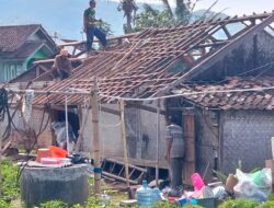 Rumah Warga di Desa Cimanggung Sumedang Hancur Diterjang Angin Puting Beliung