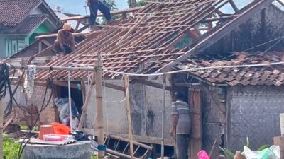 Rumah Warga di Desa Cimanggung Sumedang Hancur Diterjang Angin Puting Beliung