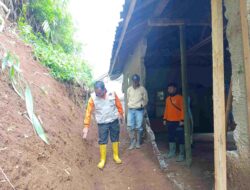 Longsor Rumpun Bambu Timpa Rumah Warga di Sukasari Sumedang