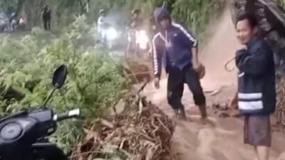 Hujan Deras Picu Longsoran di Jalan Daen-Genteng Sukasari Sumedang