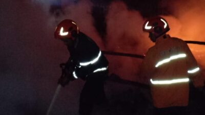 Diduga Korsleting Listrik, Rumah Semi Permanen di Sumedang Terbakar