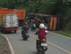 Truk Hino Pengangkut Batu Bara Terbalik di Jatinangor Sumedang, Arus Lalu Lintas Tersendat