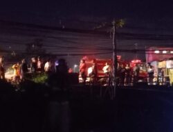 Gubuk Rongsokan di Perbatasan Sumedang – Bandung Terbakar, 3 Unit Pemadam Dikerahkan