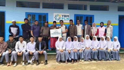 YBM PLN Bersama PLN UP3 Sumedang Bantu Perbaiki Sarana Belajar Pesantren Al Aziz Tanjungsari