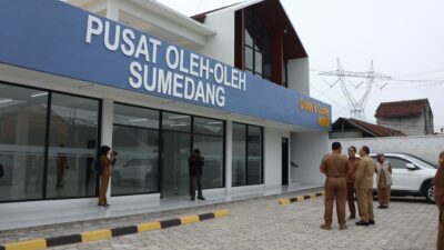 Pj Bupati Cek Langsung Pembangunan Outlet UMKM Sumedang