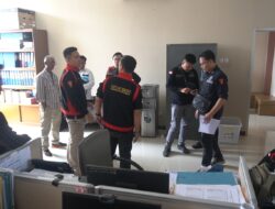 Penyidik Kejari Sumedang, Kejati Jabar dan Kejari Kota Bandung Geledah UPTD PSDA dan Dinas SDA