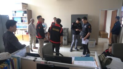 Penyidik Kejari Sumedang, Kejati Jabar dan Kejari Kota Bandung Geledah UPTD PSDA dan Dinas SDA