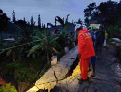 Tembok Penahan Tebing Ambruk Timpa Satu Rumah di Sumedang