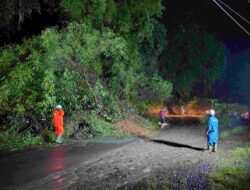 Longsor Tutup Jalan Sumedang-Subang, Arus Kendaraan Buka Tutup