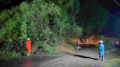 Longsor Tutup Jalan Sumedang-Subang, Arus Kendaraan Buka Tutup