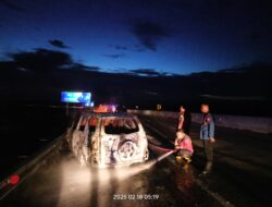 Tabrak Pembatas Jalan, Mobil Toyota Rush Terbakar di Tol Cisumdawu Sumedang