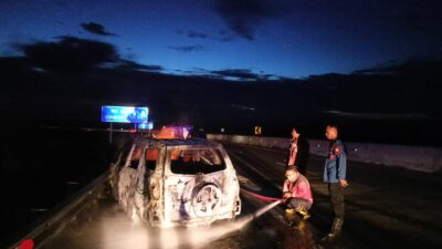 Tabrak Pembatas Jalan, Mobil Toyota Rush Terbakar di Tol Cisumdawu Sumedang