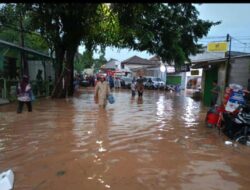 Ruas Jalan Simpang Parakanmuncang Sumedang Terendam Air Gegara Sungai Cimande Meluap