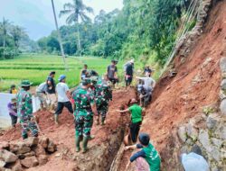 TNI Bantu Normalisasi Saluran Air yang Jebol Akibat TPT Longsor di Sumedang