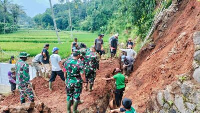 TNI Bantu Normalisasi Saluran Air yang Jebol Akibat TPT Longsor di Sumedang