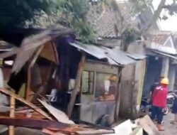 Pohon Tumbang Timpa Rumah Warga di Cimanggung Sumedang