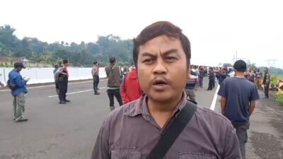 Tuntut Ganti Rugi, Warga dari Tiga Desa di Sumedang Demo di Ruas Jalan Tol Cisumdawu