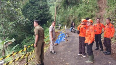 Cegah Korban, Petugas Pasang Garis Polisi di Jalan Bangbayang Situraja Sumedang