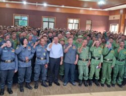 Penuhi Janji Kampanye, Bupati Sumedang Serahkan Insentif untuk Ribuan Anggota Linmas